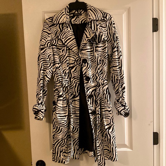 Linea Domani Jackets & Blazers - Women trench coat Linea Domani sz S button from with belt zebra print